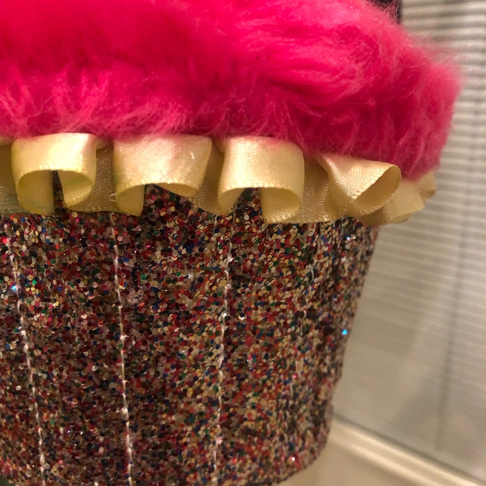 Betsey Johnson Trolls cupcake purse from 2016. - Picture 4 of 6